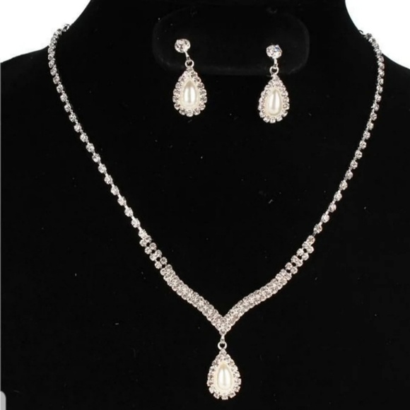 Faux Pearl necklace set - Picture 2 of 2